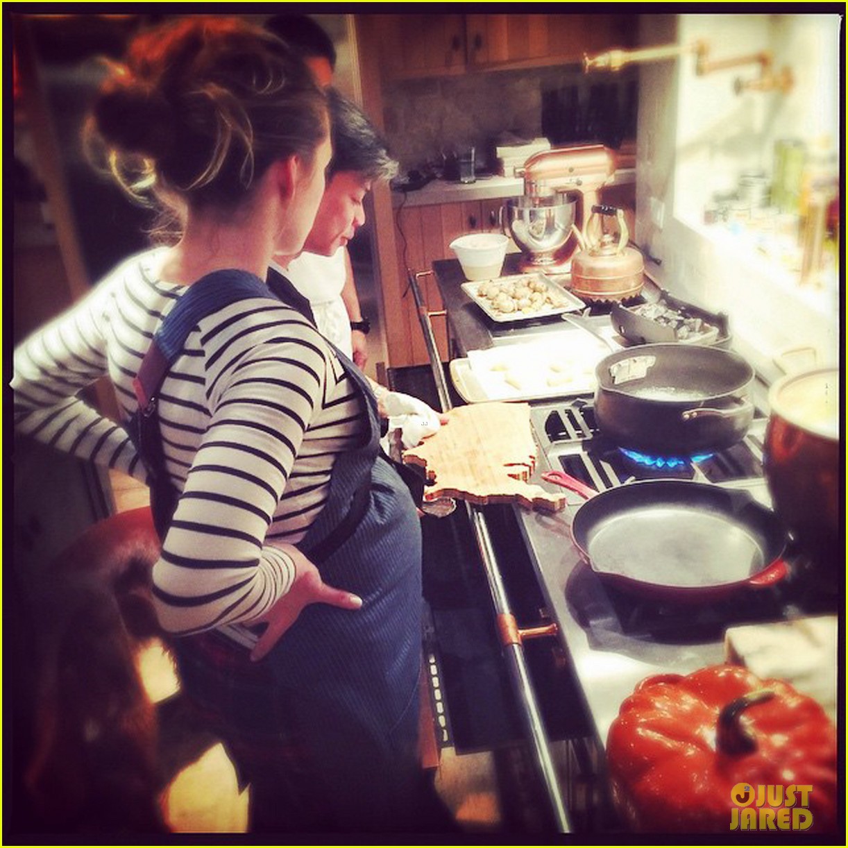 Pregnant Blake Lively & Growing Baby Bump Get Cooking Lesson From 'Top