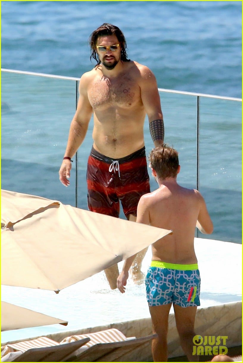 Game Of Thrones Jason Momoa Shows Off His Shirtless Aquaman Body Photo Jason Momoa Shirtless Pictures Just Jared