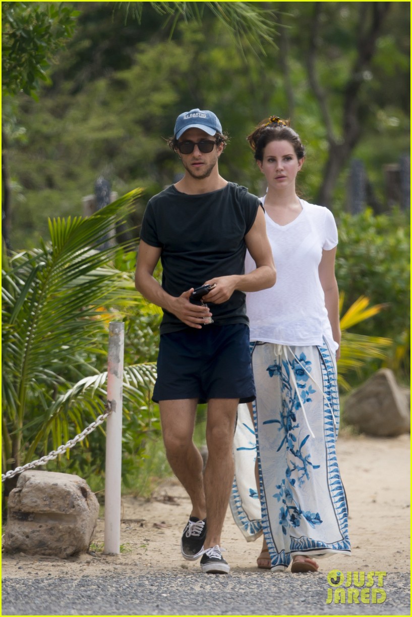 Lana Del Rey & Shirtless Francesco Carrozzini Share Passionate Kiss in St. Barts! Photo 3270355