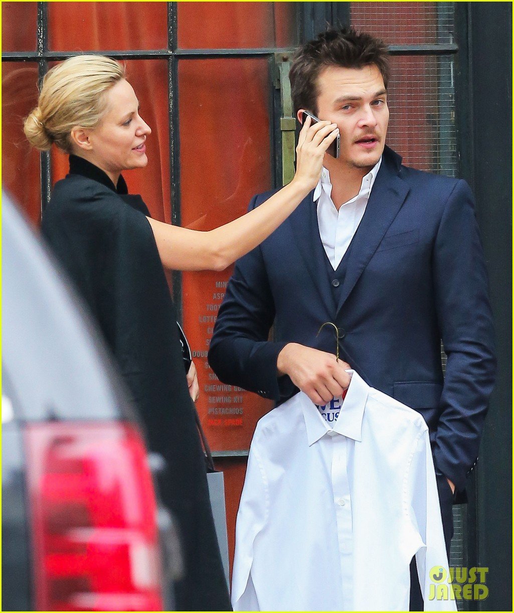 Homeland S Rupert Friend New Fiancee Aimee Mullins Are Happy As Can Be In The Big Apple Photo Aimee Mullins Rupert Friend Pictures Just Jared