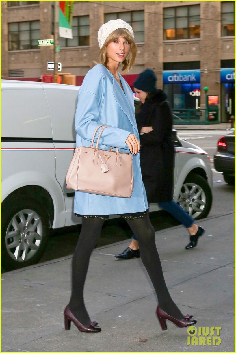 Taylor Swift & Kendall Jenner Help Gigi Hadid With Christmas