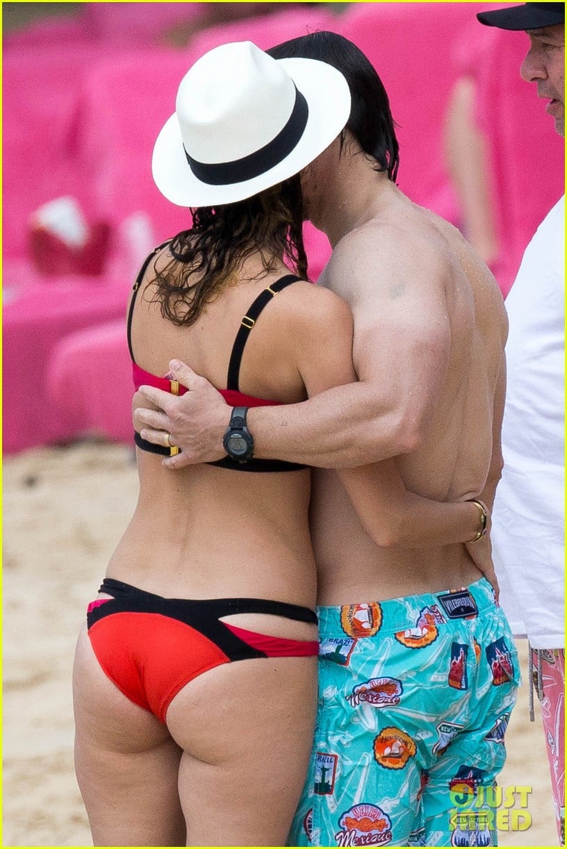 Mark Wahlberg Flashes Butt to Wife Rhea