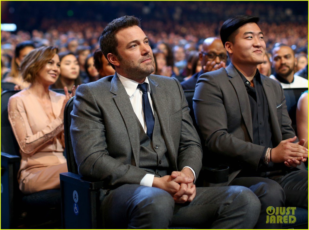 Ben Affleck Helps Inspire as the Favorite Humanitarian at People's(01)