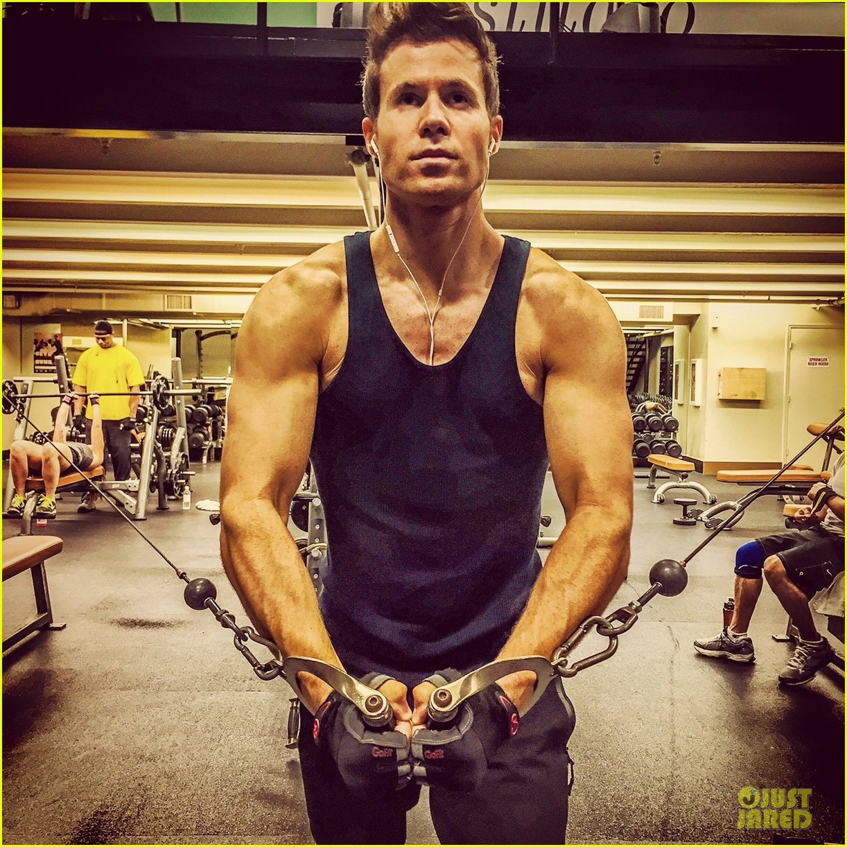 ashley-parker-angel-s-shirtless-selfies-keep-getting-better-photo-3286911-ashley-parker-angel-shirtless-pictures-just-jared