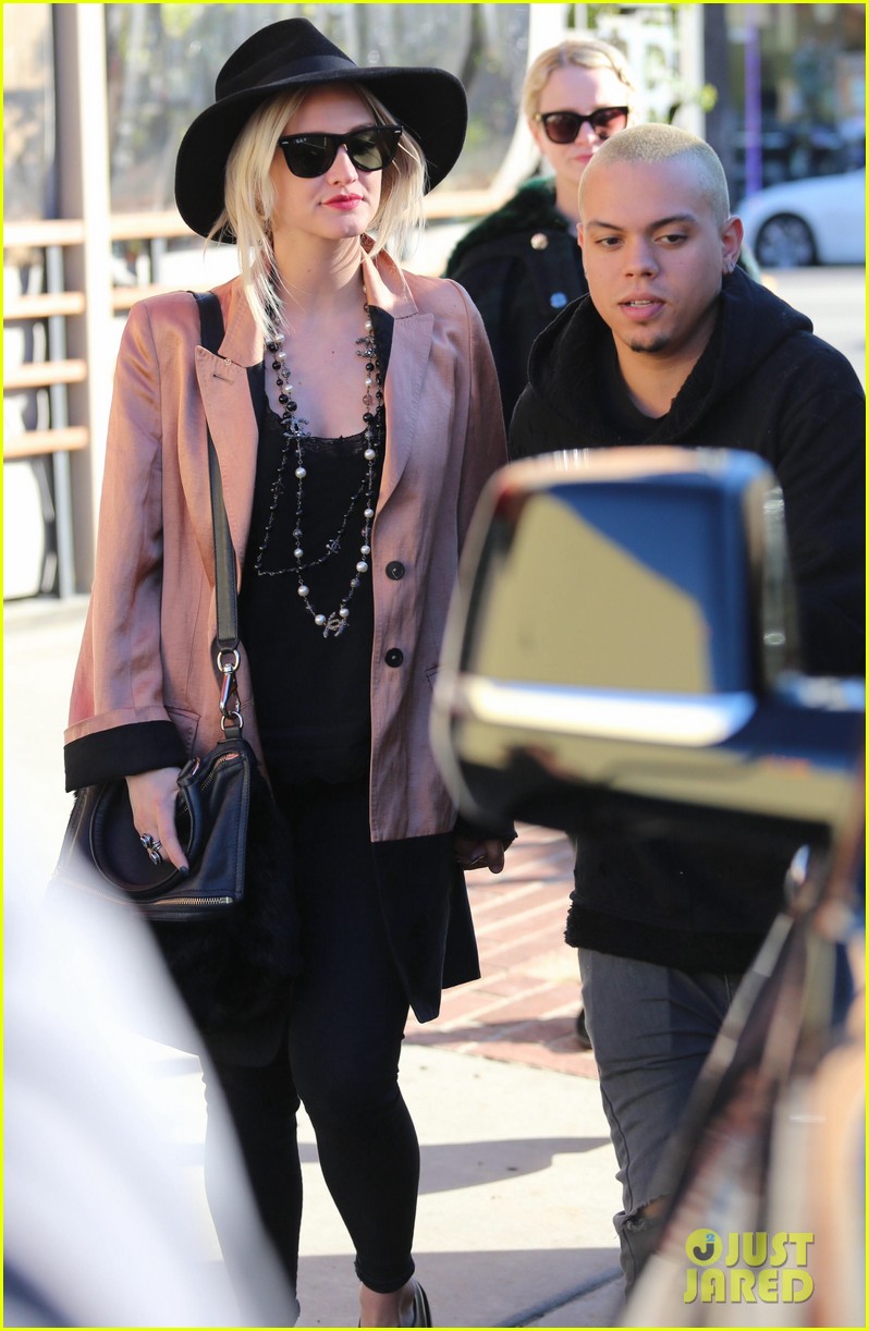 Pregnant Ashlee Simpson & Evan Ross Stay Close During a Lunch Date(02)