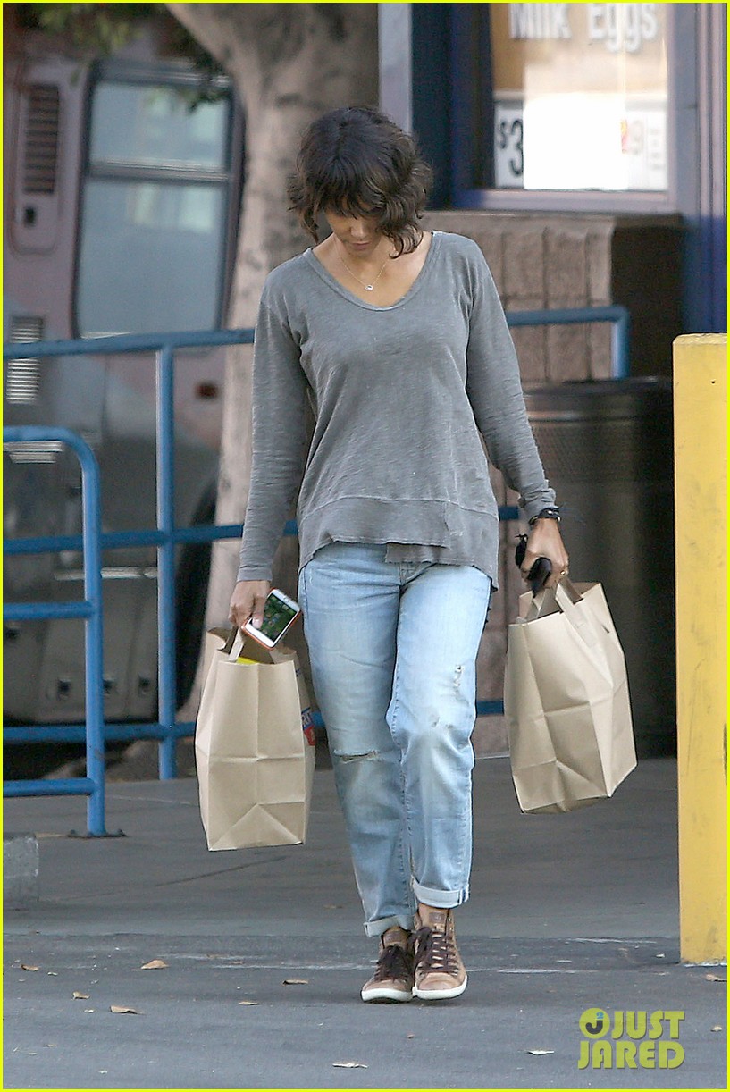 Halle Berry Goes Makeup Free to Run Her Errands Photo 3285383 Halle