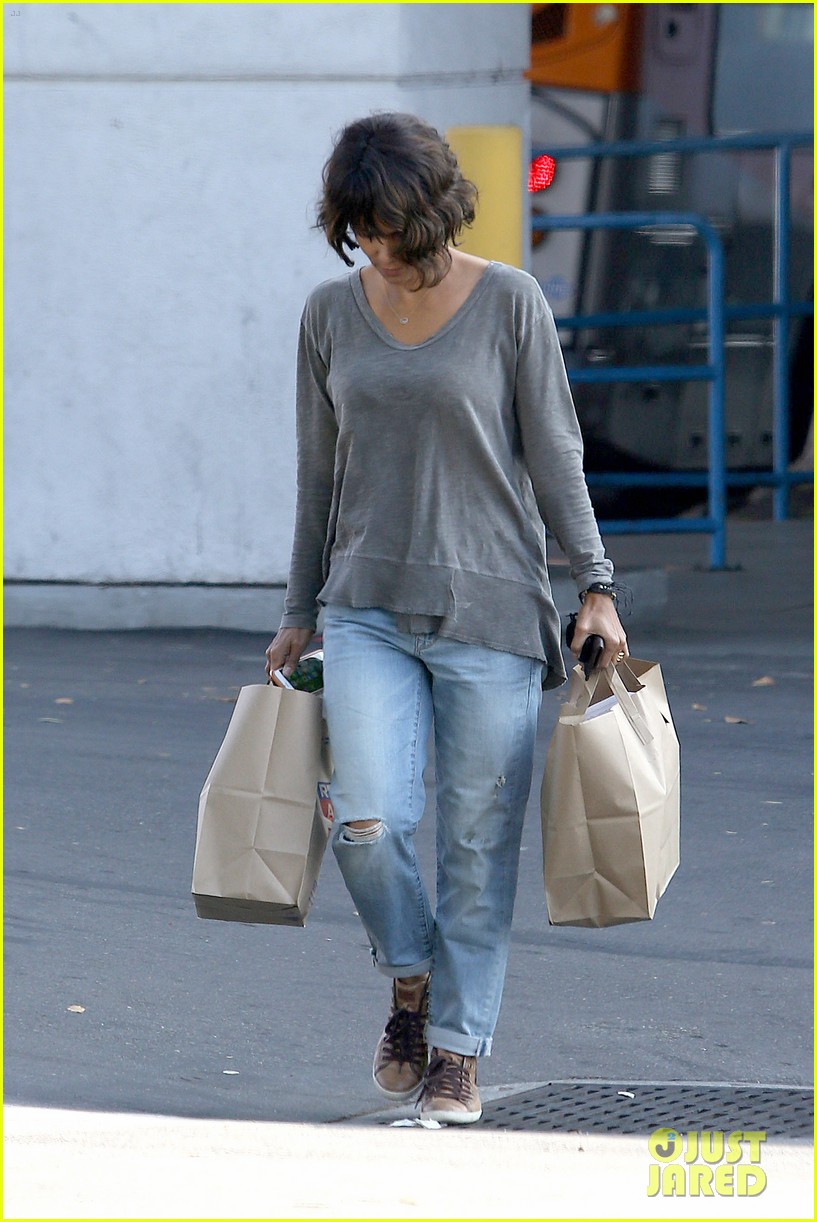 Halle Berry Goes Makeup Free to Run Her Errands Photo 3285386 Halle