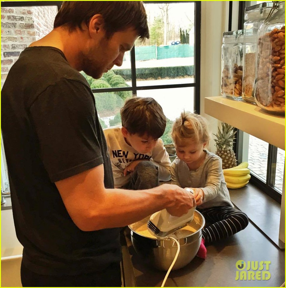 Gisele Bundchen Captures Tom Brady as the 'Pancake Master' Photo(00)