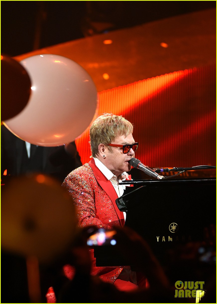 Elton John is 'Still Standing' After New Year's Eve in Brooklyn Photo