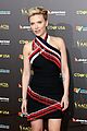 scarlett johansson runs into chris hemsworth gday gala 10