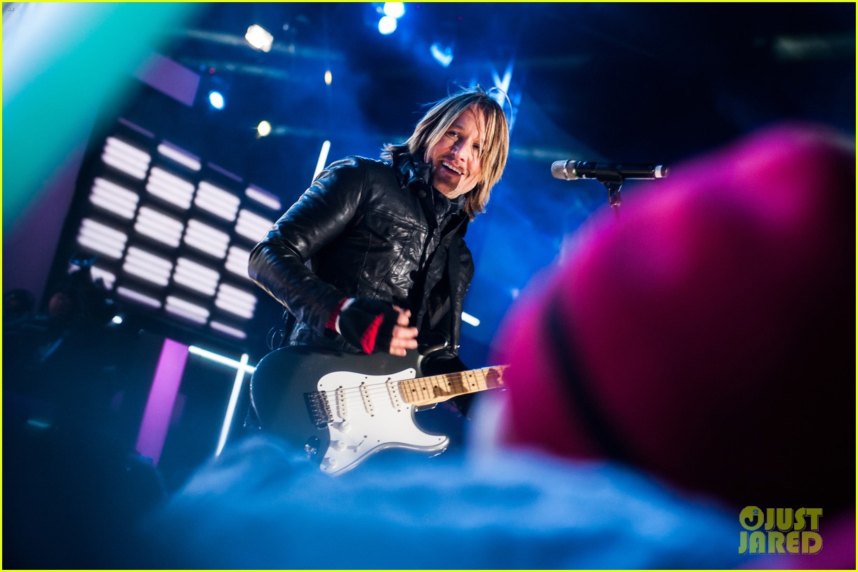 Nicole Kidman & Keith Urban Share a Sweet New Year's Kiss! Photo