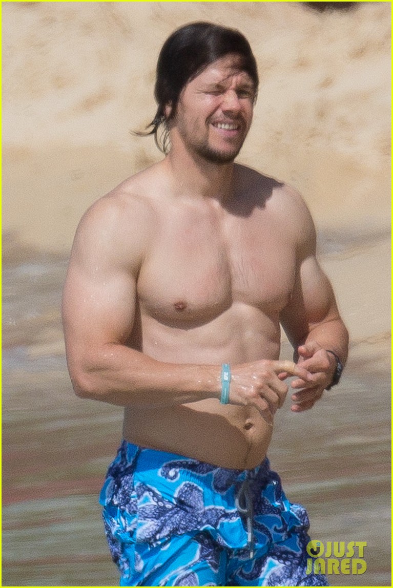...six-pack abs while on the beach on Thursday afternoon (January 1) in Sai...