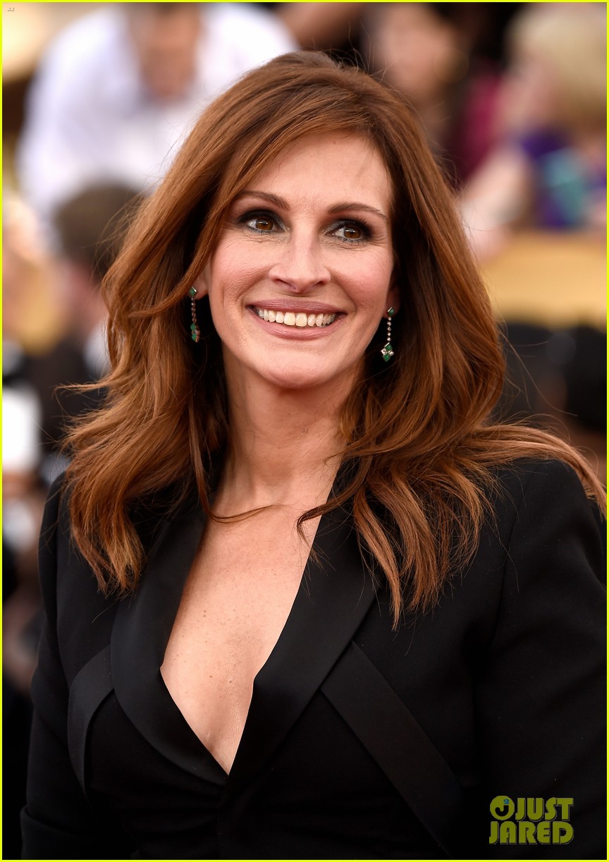 Julia Roberts Picks a Jumpsuit for SAG Awards 2015 Red Carpet: Photo