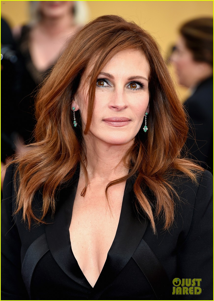 Julia Roberts Picks a Jumpsuit for SAG Awards 2015 Red Carpet: Photo