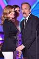 rene russo has laryngitis presents at critics choice 06