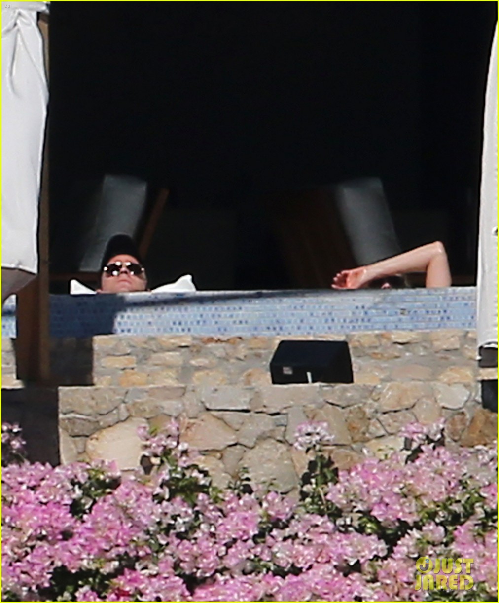 Justin Theroux Looks So Ripped & Tan While Going Shirtless in Cabo with(02)