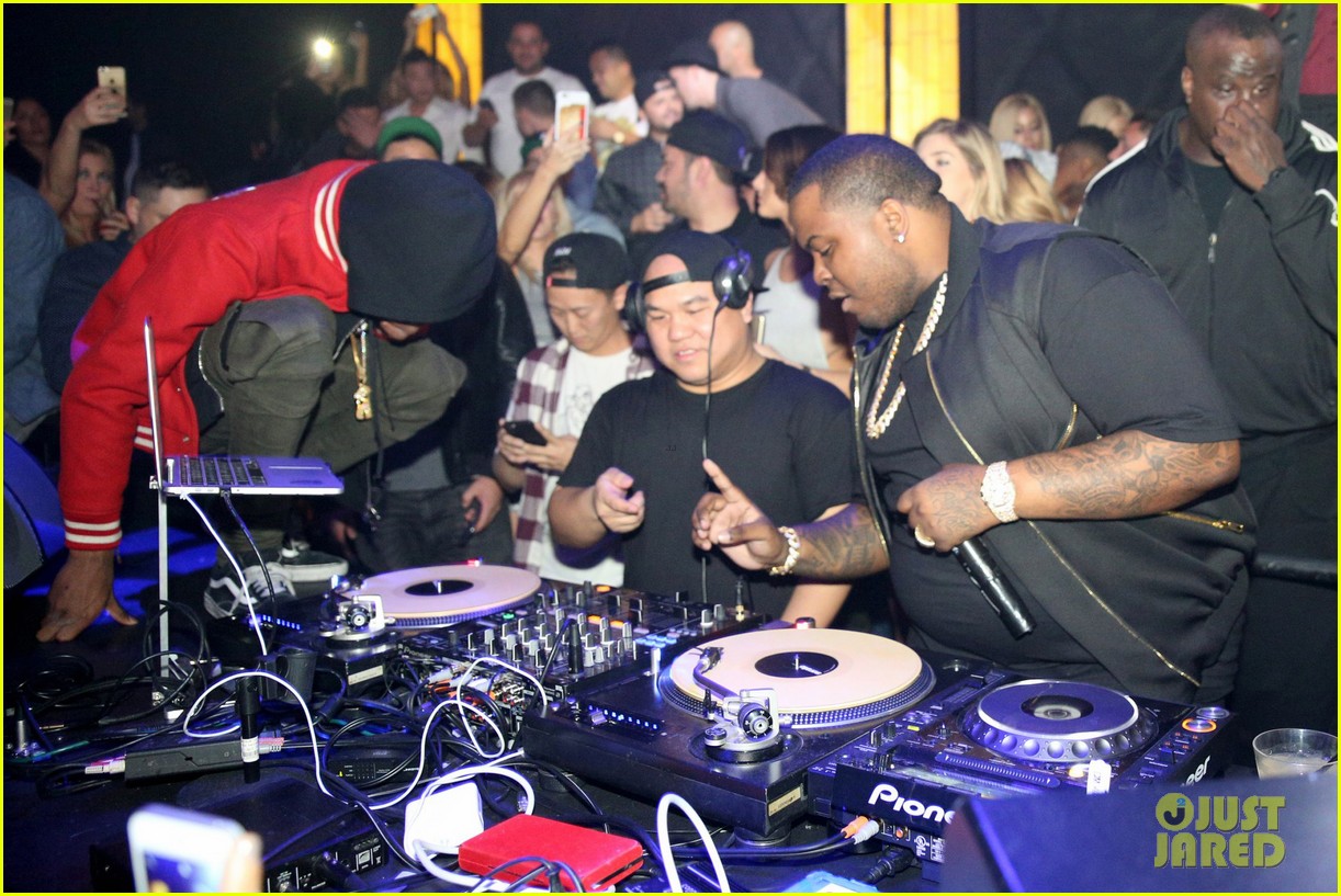 Chris Brown Rocks Blue Hair For Sean Kingston's 25th Birthday Celebration Photo 3296017 Chris