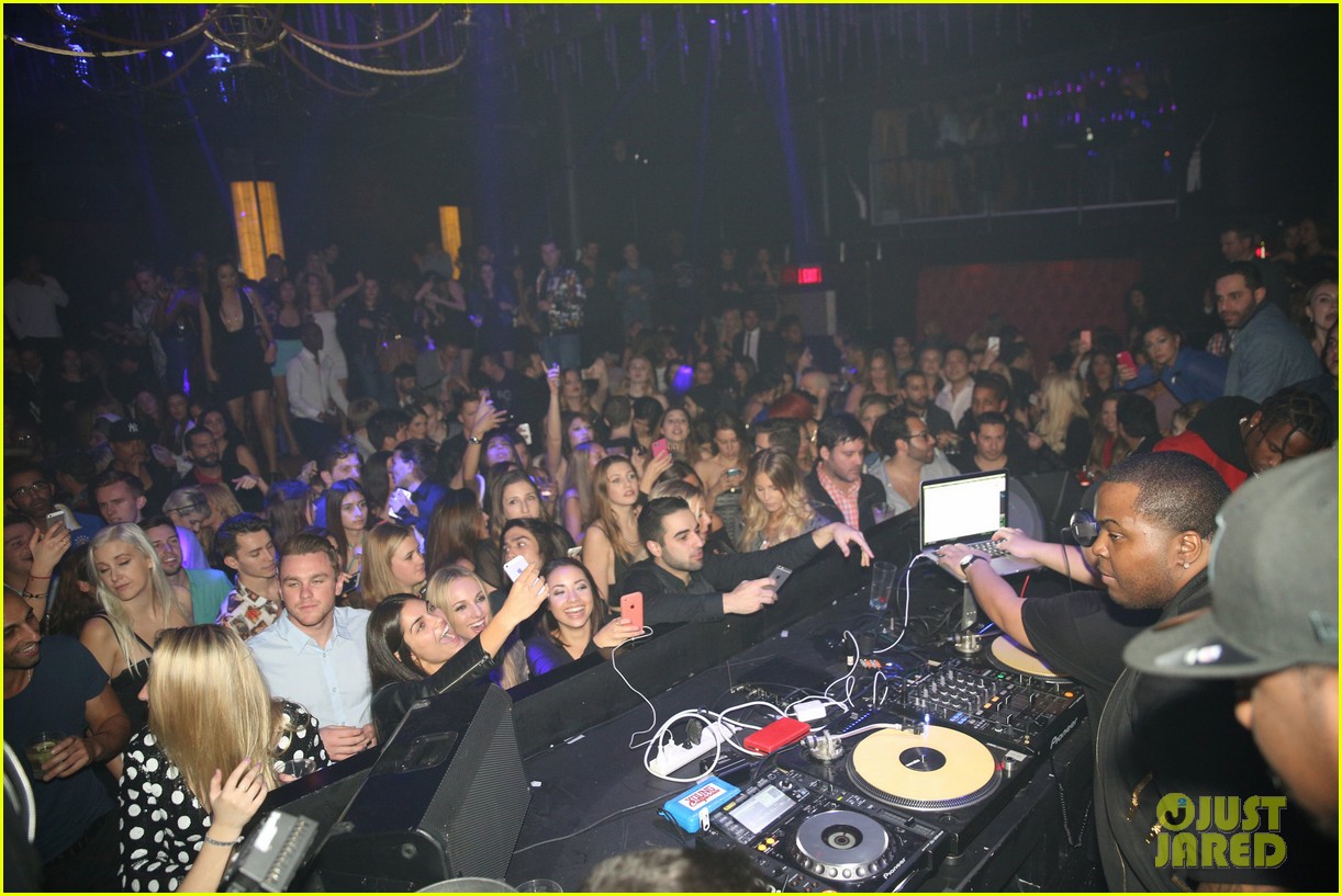 Chris Brown Rocks Blue Hair For Sean Kingston's 25th Birthday Celebration Photo 3296021 Chris