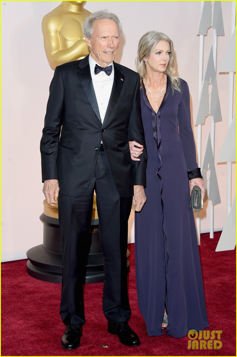 clint eastwood brings his girlfriend to oscars 2015 033310983