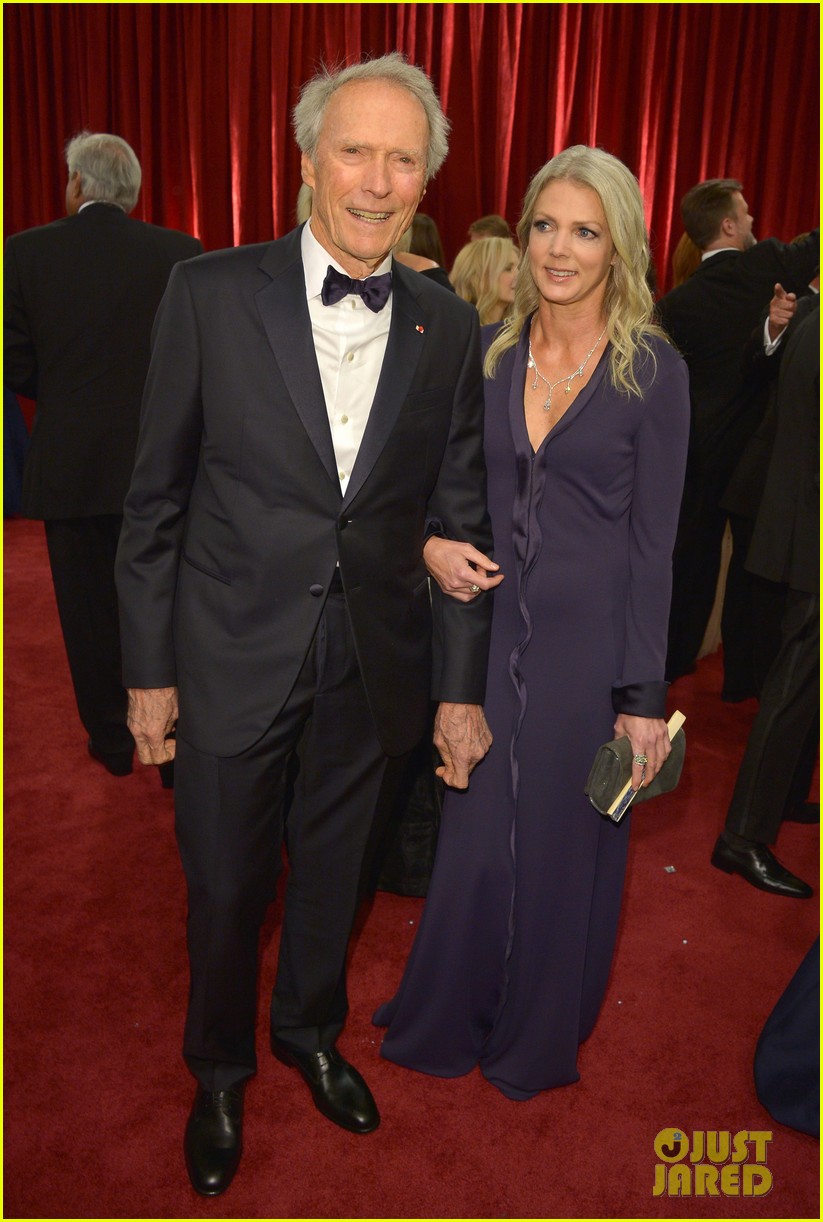 clint eastwood brings his girlfriend to oscars 2015 053310985