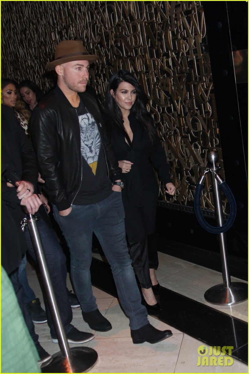 Kourtney Kardashian & Scott Disick Hit Party Scene in Las Vegas Photo(00)