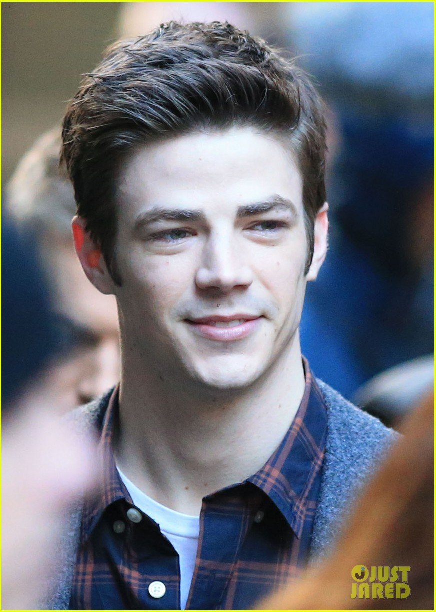 This is What Happens When Grant Gustin Sees Paparazzi While Filming 'T...