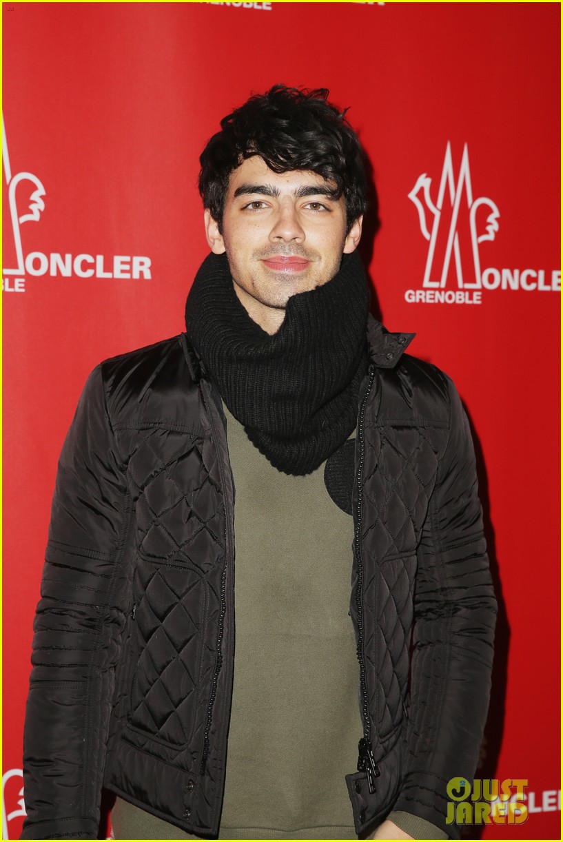 Joe Jonas Hits Up NYFW While Nick Heads to London Photo 3305030 Joe Jonas, Nick Jonas Photos