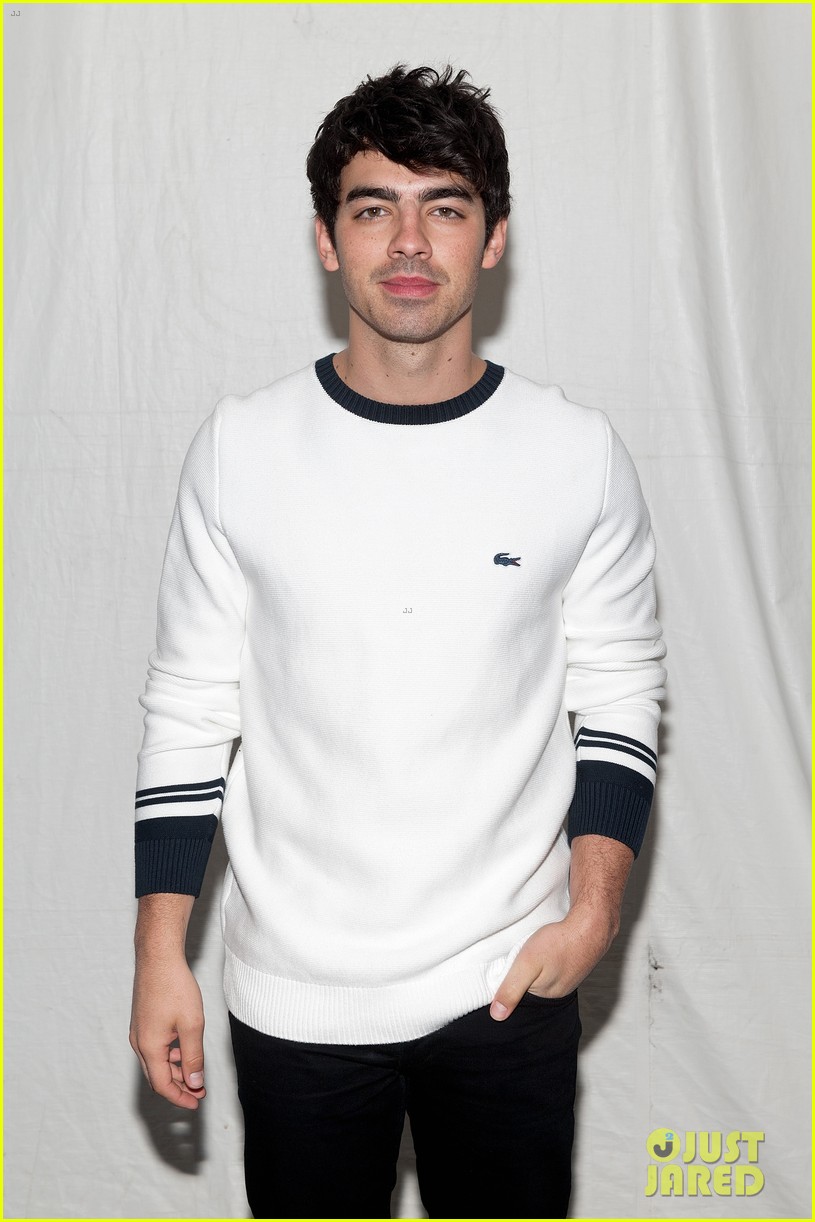 Joe Jonas Hits Up NYFW While Nick Heads to London Photo 3305033 Joe Jonas, Nick Jonas Photos