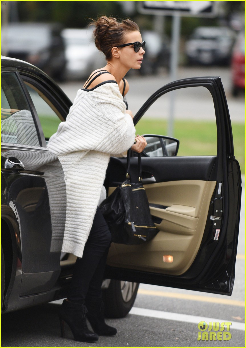 Kate Beckinsale Uses iPhone to Pay Tribute to Late Dad Richard Photo