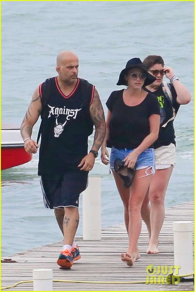 Kesha & Brad Ashenfelter Show Some PDA in Brazil: Photo 3295755 | Kesha