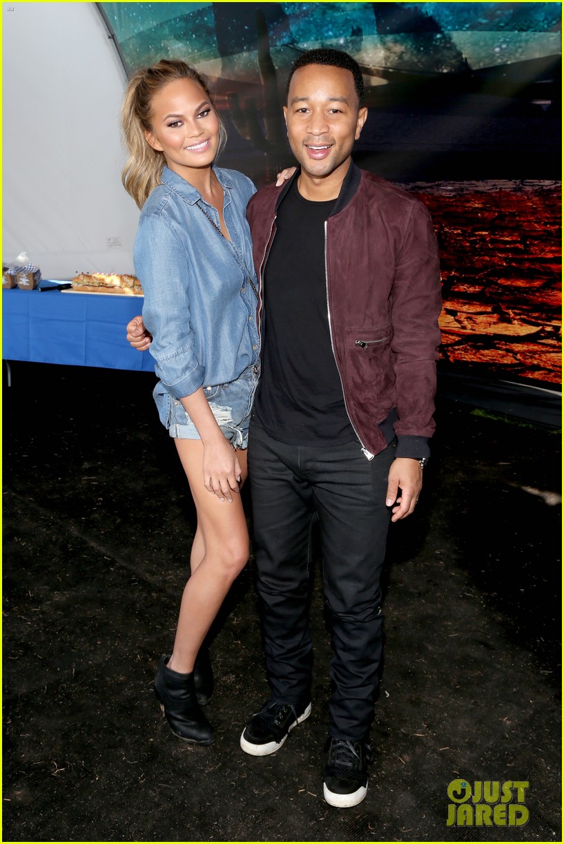 John Legend Has Super Bowl Fun with Wife Chrissy Teigen: Photo 3293567