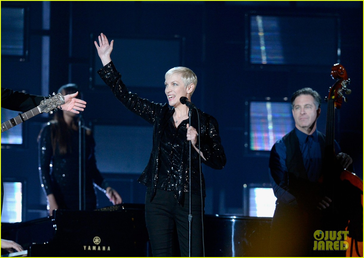 Annie Lennox Kills It Singing 'I Put a Spell On You' with Hozier at(01)