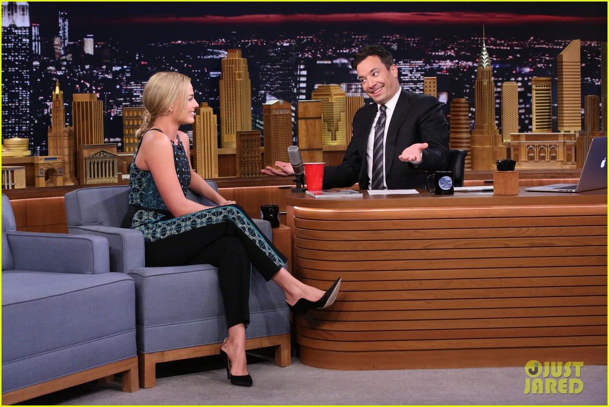 Margot Robbie Beats Jimmy Fallon at Flip Cup (Video) Photo 3315403