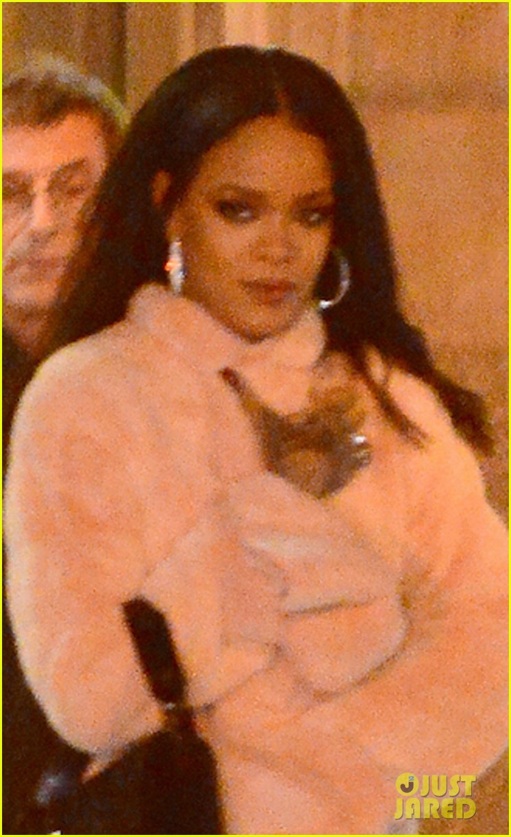 Rihanna Celebrates the Anniversary of Being Signed Photo 3304367