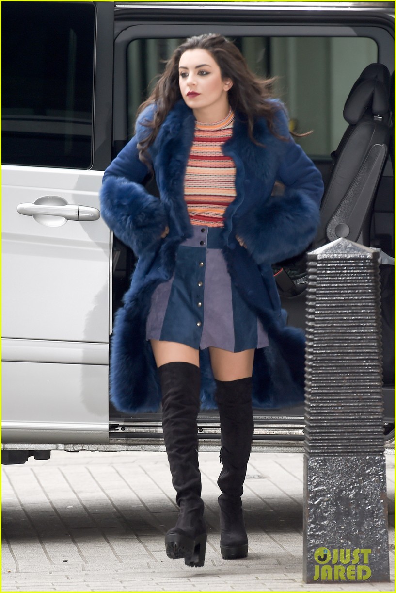 Charli XCX Adds Punk Spin To Taylor Swift's 'Shake It Off' Watch Now! Photo 3301294 Taylor