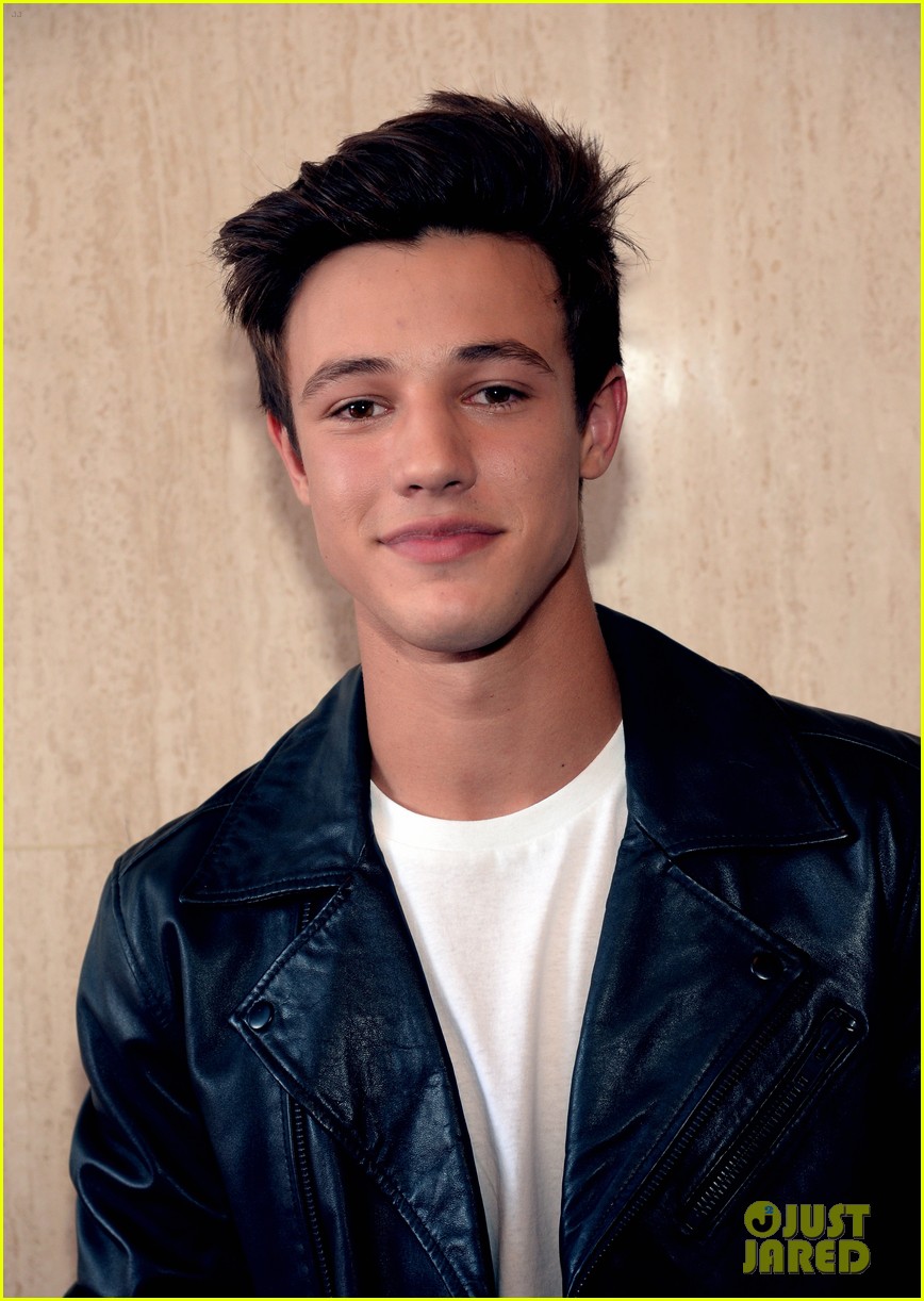 Cameron Dallas & Shawn Mendes Pair Up at iHeartRadio Music Awards 2015