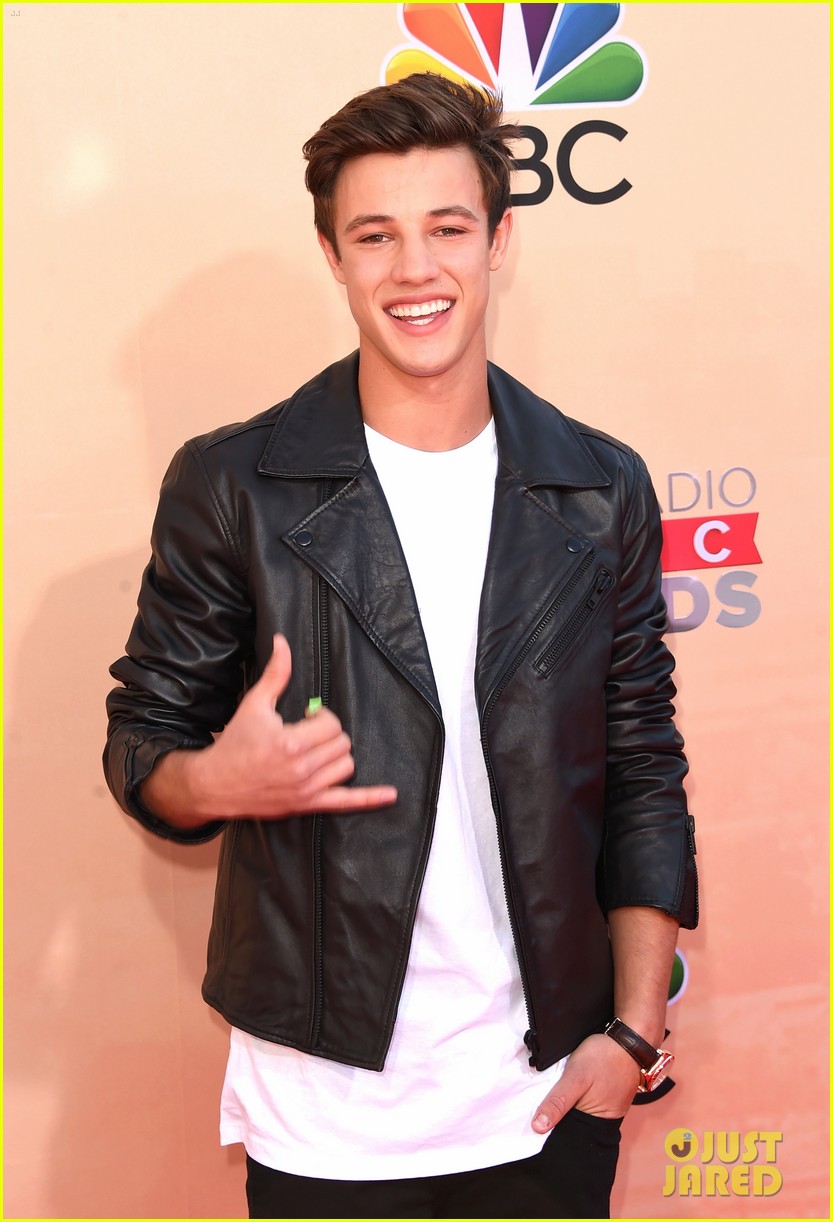 Cameron Dallas & Shawn Mendes Pair Up at iHeartRadio Music Awards 2015