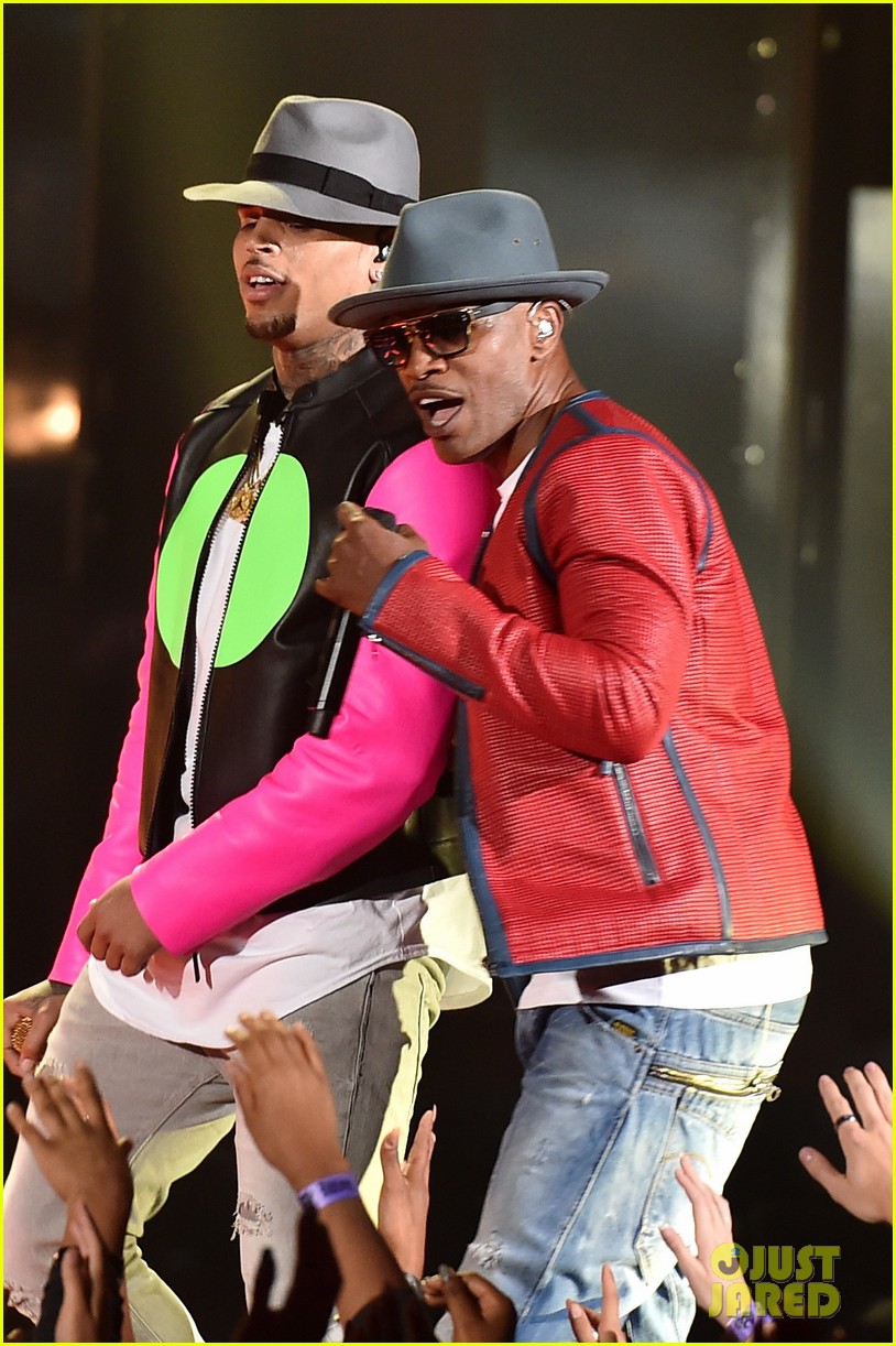 Photo jamie foxx chris brown you changed me iheartradio awards 2015 01