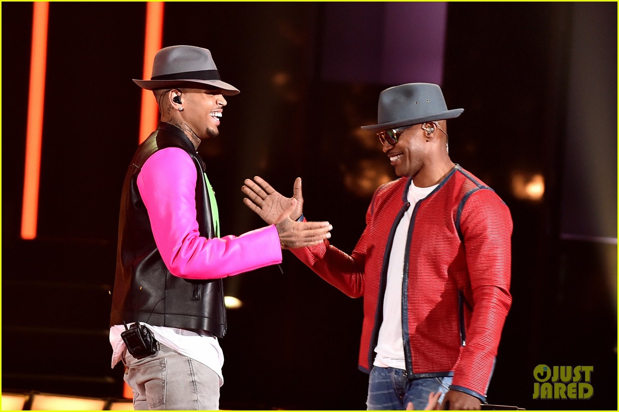 Jamie Foxx & Chris Brown Perform 'You Changed Me' at iHeartRadio Awards