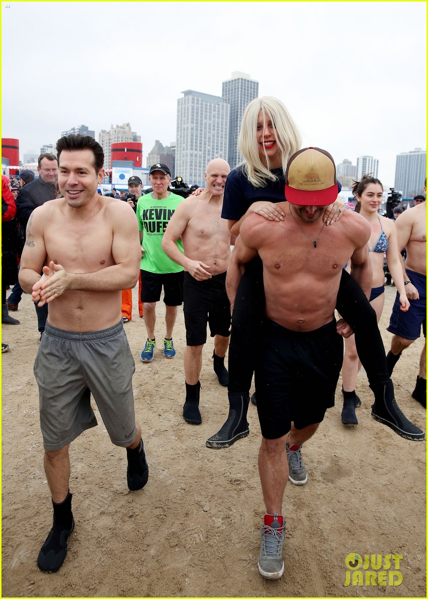Lady Gaga & Taylor Kinney Take Polar Bear Plunge in Chicago! Photo 3316560 Lady Gaga