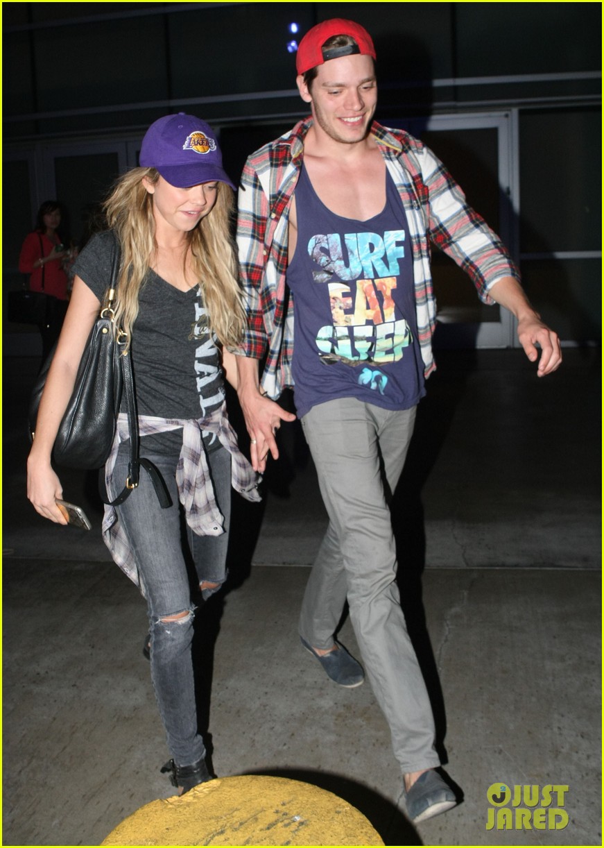 Sarah Hyland & Dominic Sherwood Make Out at Lakers Game!: Photo 3321537