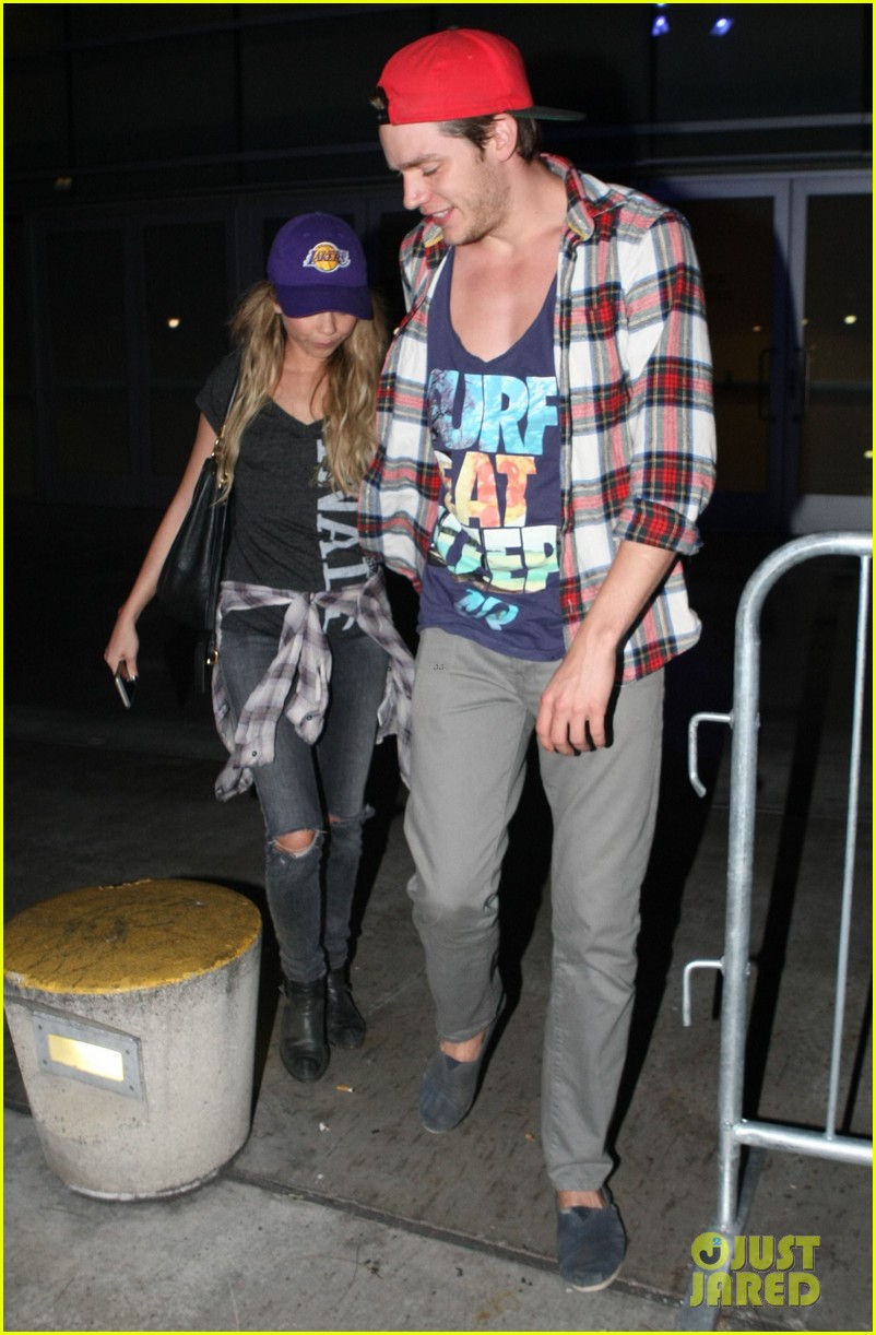 Sarah Hyland & Dominic Sherwood Make Out at Lakers Game!: Photo 3321539