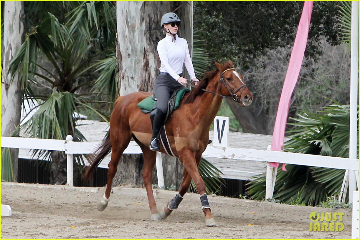 Iggy Azalea Takes Horseback Riding Lessons After Leaving Twitter: Photo