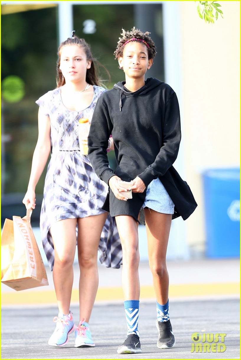 Willow Smith shows off her long legs while leaving Erehwon Organic Market w...