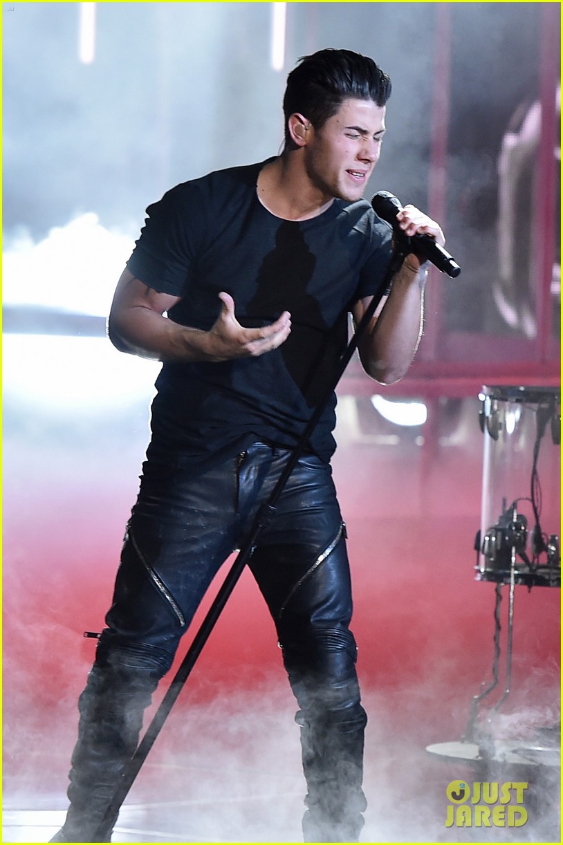 Nick Jonas Performs 'Chains' at iHeartRadio Music Awards 2015 (Video