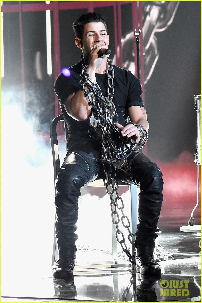 Nick Jonas Performs 'Chains' at iHeartRadio Music Awards 2015 (Video