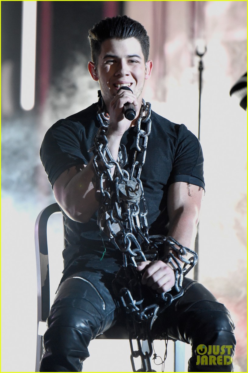 Nick Jonas Performs 'Chains' at iHeartRadio Music Awards 2015 (Video