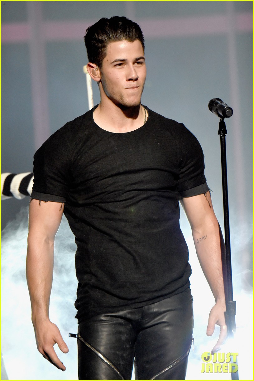 Nick Jonas Performs 'Chains' at iHeartRadio Music Awards 2015 (Video