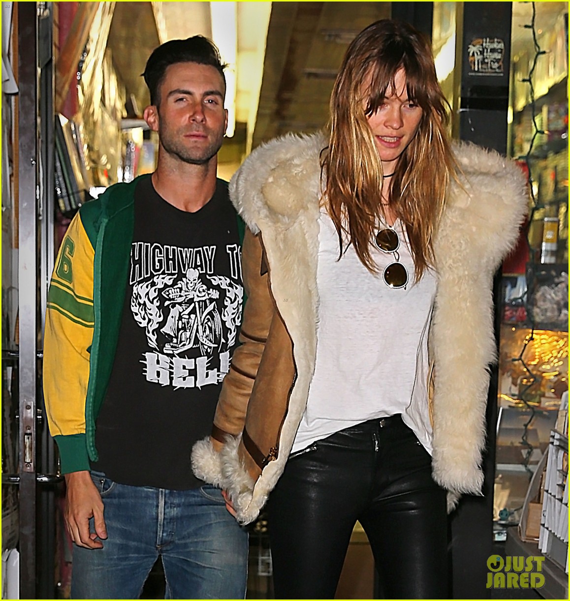 Adam Levine Goes Shopping with Wife Behati Prinsloo Ahead of 'V' Tour(01)