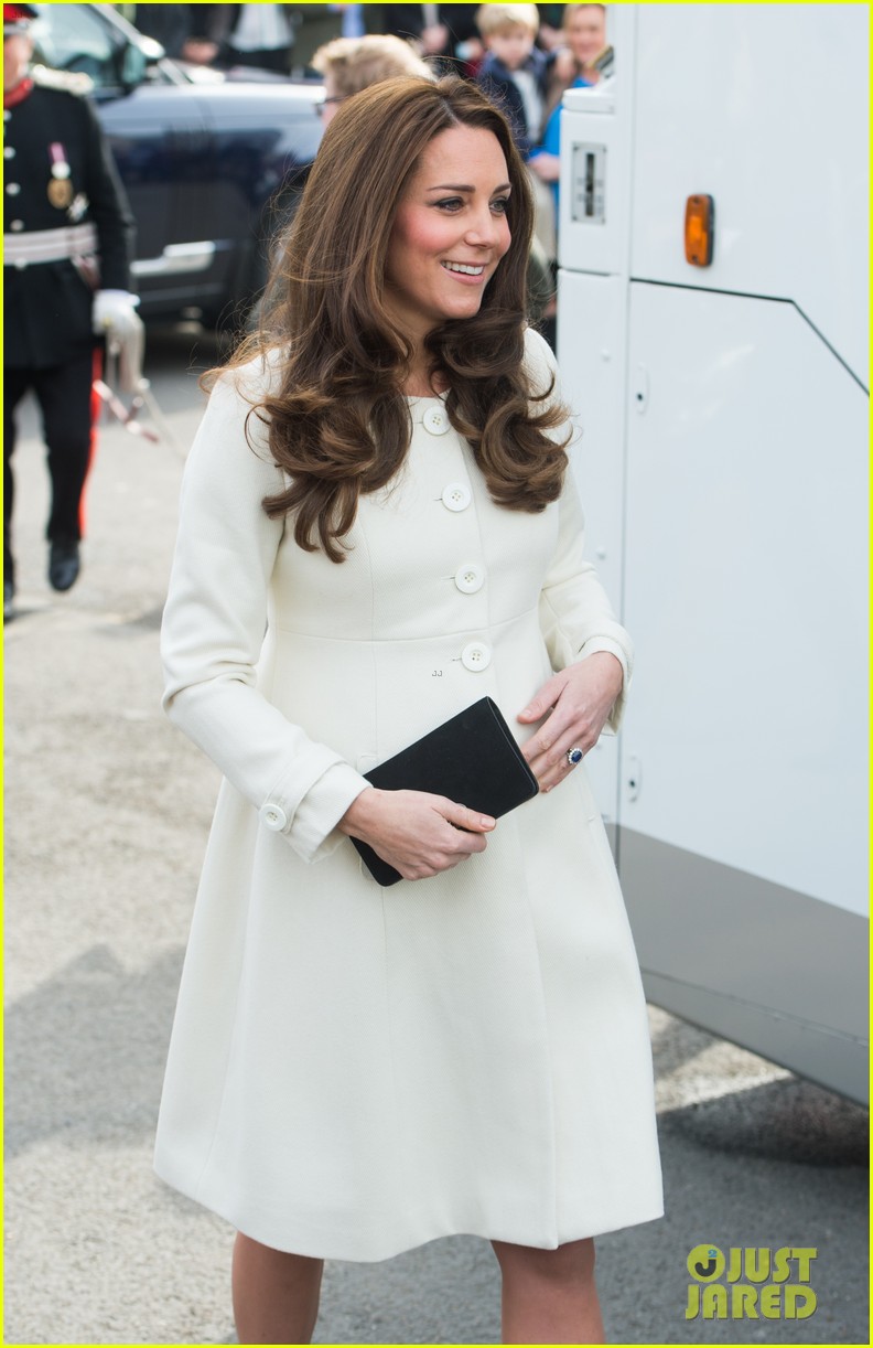 Kate Middleton Meets Cast & Crew at 'Downton Abbey' Set Visit! Photo